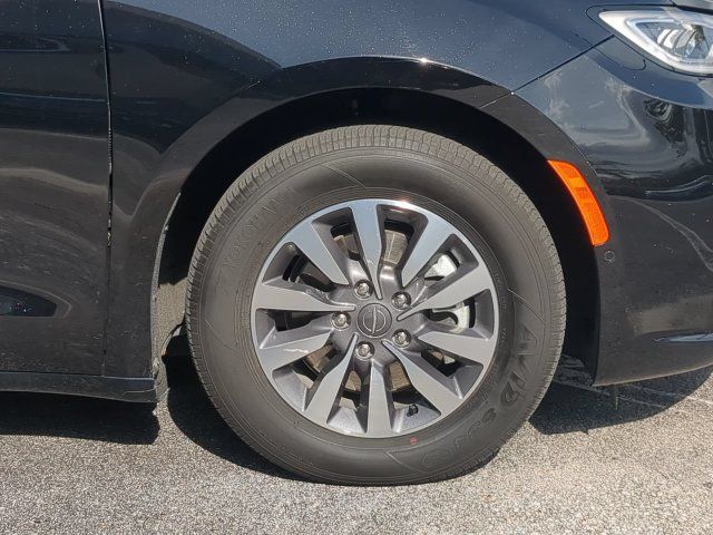 Certified 2025 Chrysler Pacifica Select FWD image 11