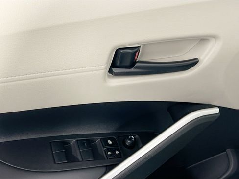 Used 2025 Toyota Corolla Cross L image 16