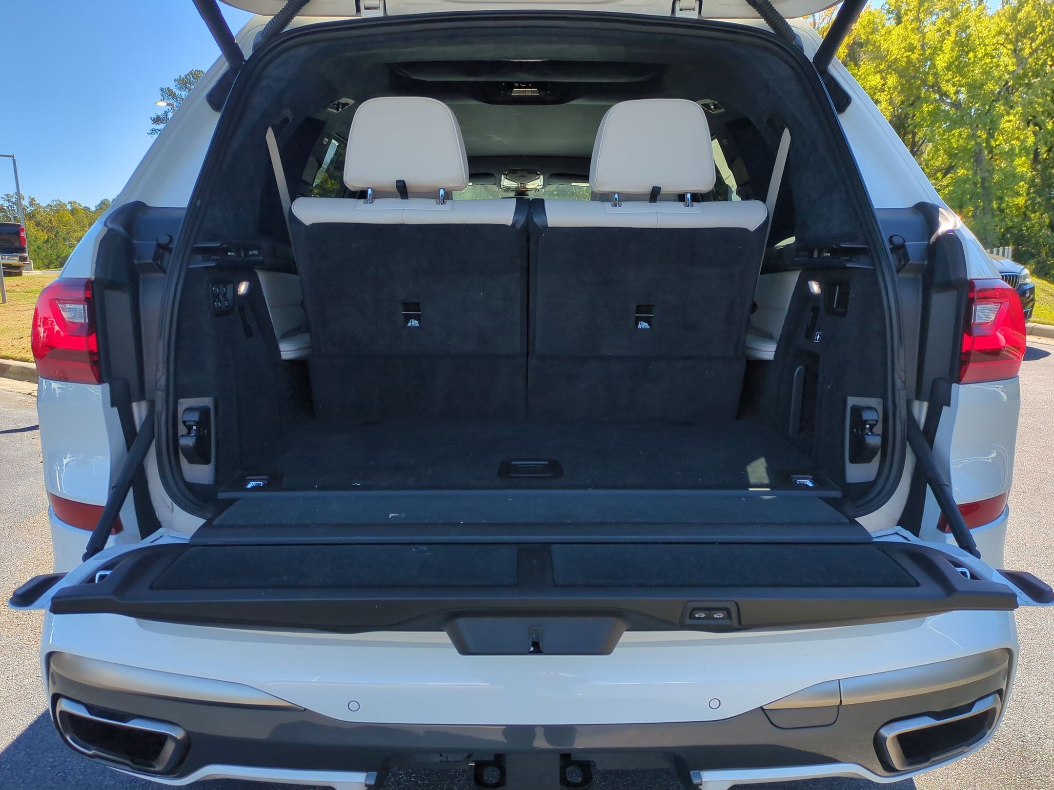 Used 2020 BMW X7 M50i w/ Dynamic Handling Package AWD/4WD image 32