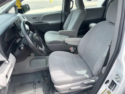 Used 2017 Toyota Sienna L FWD image 10