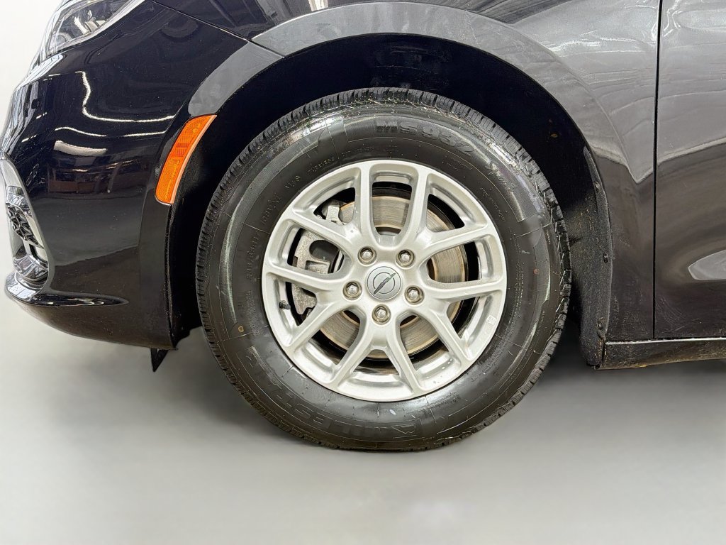 Used 2024 Chrysler Pacifica Touring-L FWD image 32