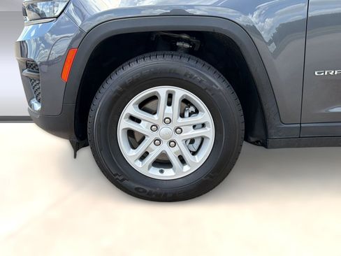 Used 2024 Jeep Grand Cherokee Laredo RWD image 11