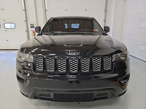 Used 2018 Jeep Grand Cherokee Altitude image 2