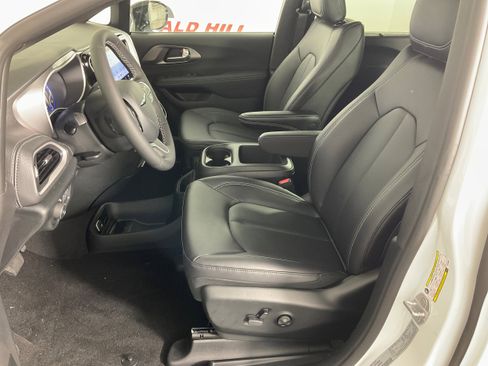 New 2026 Chrysler Pacifica Select image 11
