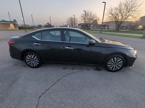 Used 2025 Nissan Altima 2.5 SV image 2