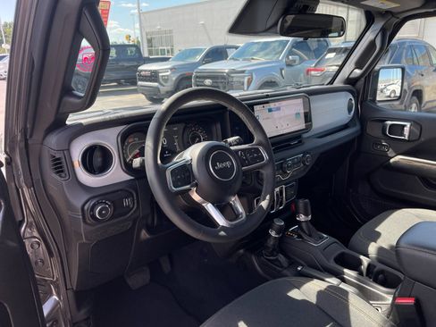Used 2025 Jeep Wrangler Unlimited Sahara AWD/4WD image 11