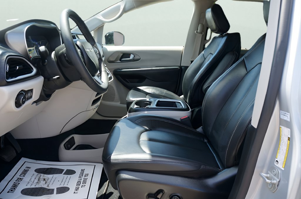 Used 2024 Chrysler Pacifica Touring-L FWD image 18