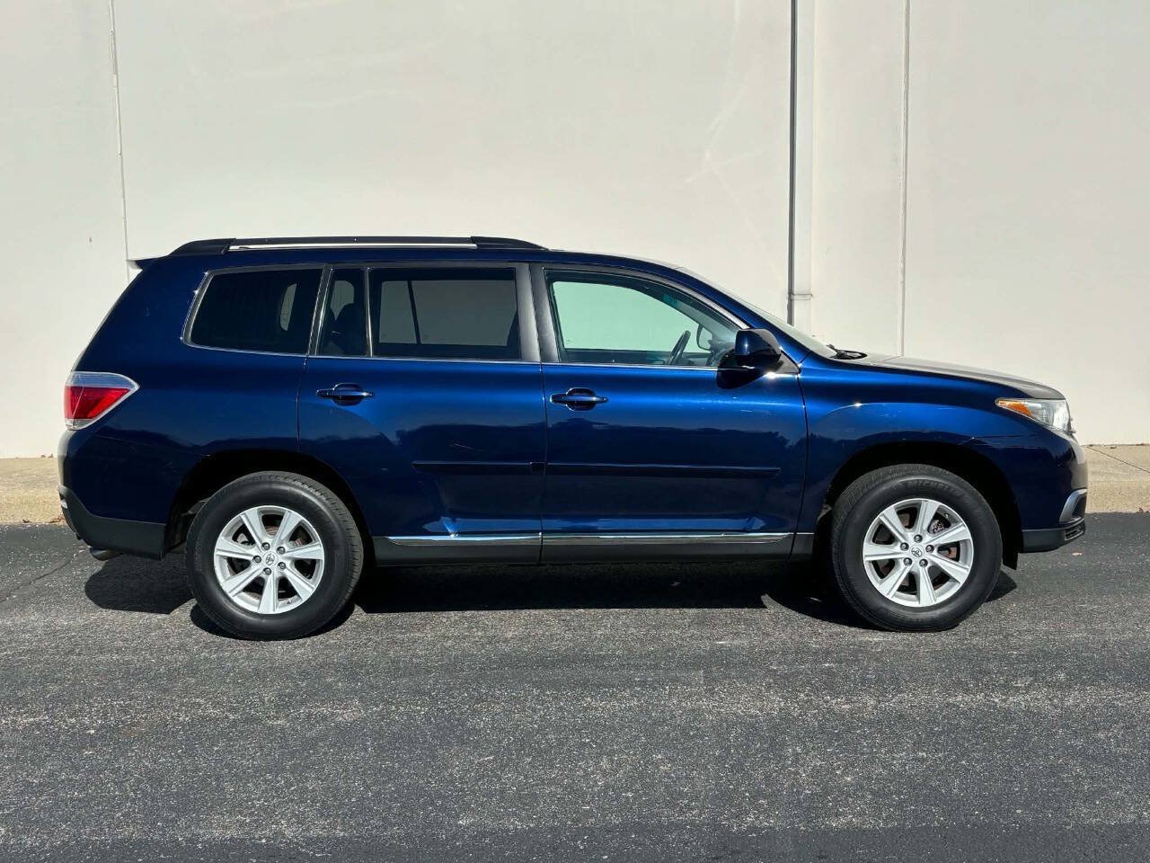 Used 2012 Toyota Highlander 4WD w/ Tech Pkg image 4
