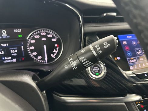 Used 2025 Cadillac XT6 Premium Luxury image 37