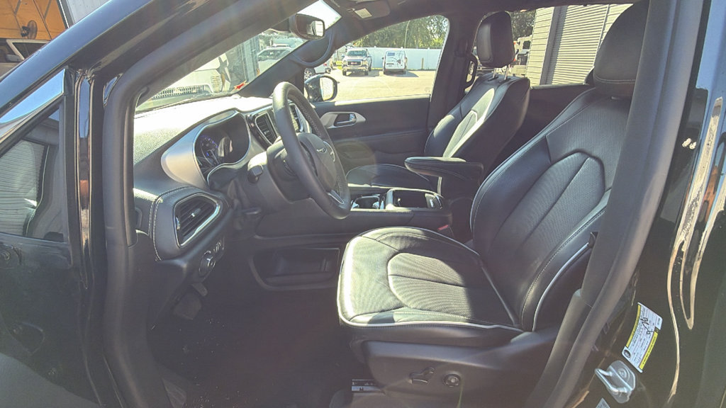Used 2026 Chrysler Pacifica Limited FWD image 22