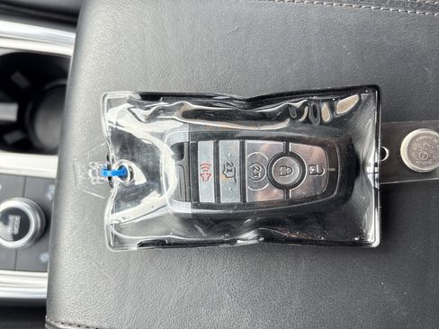 Used 2020 Ford Explorer Platinum w/ Premium Technology Package image 36