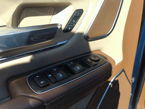 Used 2021 RAM 1500 Laramie image 13