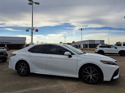 Used 2023 Toyota Camry SE image 3