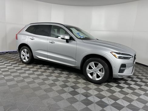 Used 2022 Volvo XC60 B5 Momentum image 7