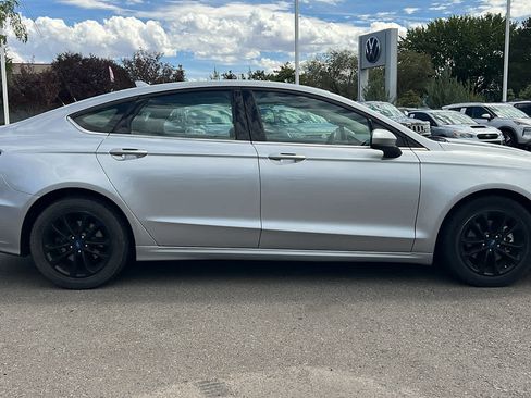 Used 2020 Ford Fusion SE FWD image 4