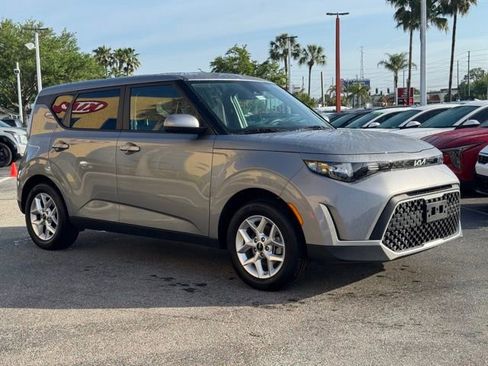 Certified 2025 Kia Soul LX image 4