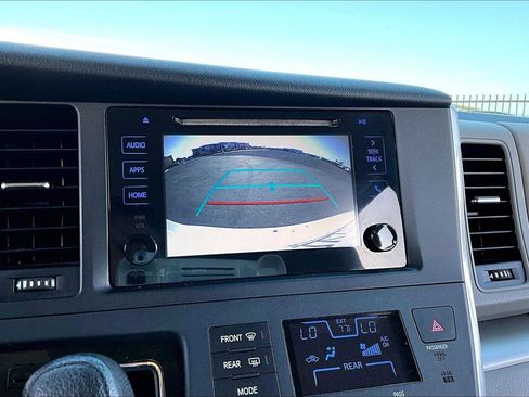 Used 2017 Toyota Sienna LE image 19