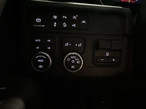Used 2025 Chevrolet Tahoe High Country AWD/4WD image 13