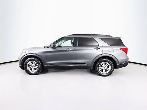 Used 2023 Ford Explorer XLT w/ Equipment Group 202A AWD/4WD image 4