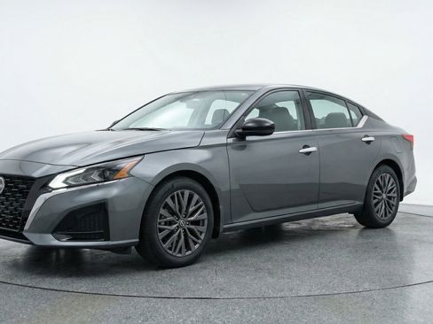 Used 2025 Nissan Altima 2.5 SV image 3