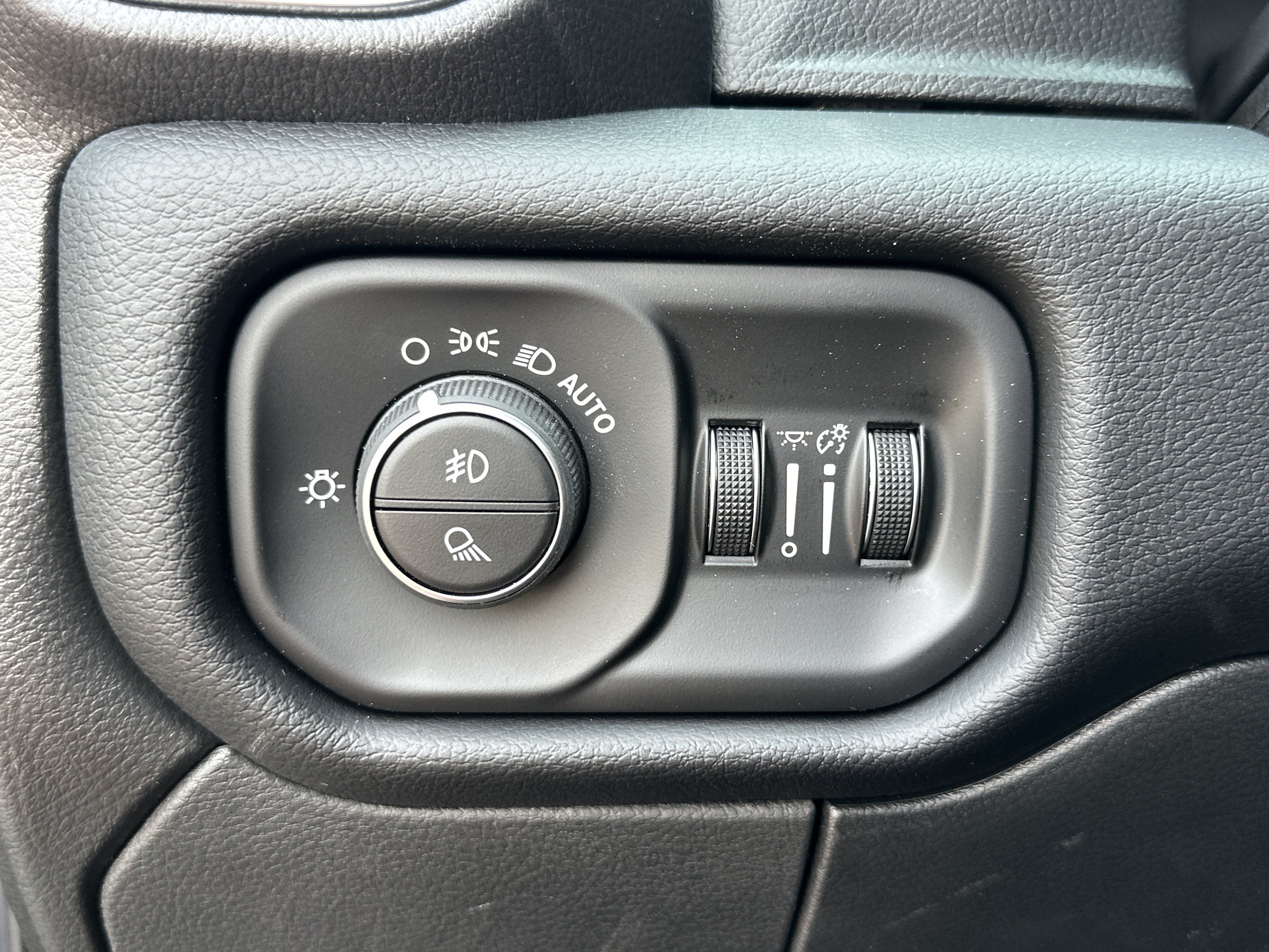 New 2026 RAM 2500 Laramie AWD/4WD image 12