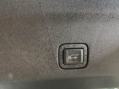 Used 2024 GMC Yukon XL Denali AWD/4WD image 8