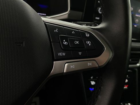 Certified 2025 Volkswagen Taos SE image 15