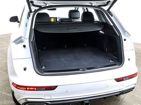 Used 2024 Audi Q5 e Prestige w/ Prestige Package image 24