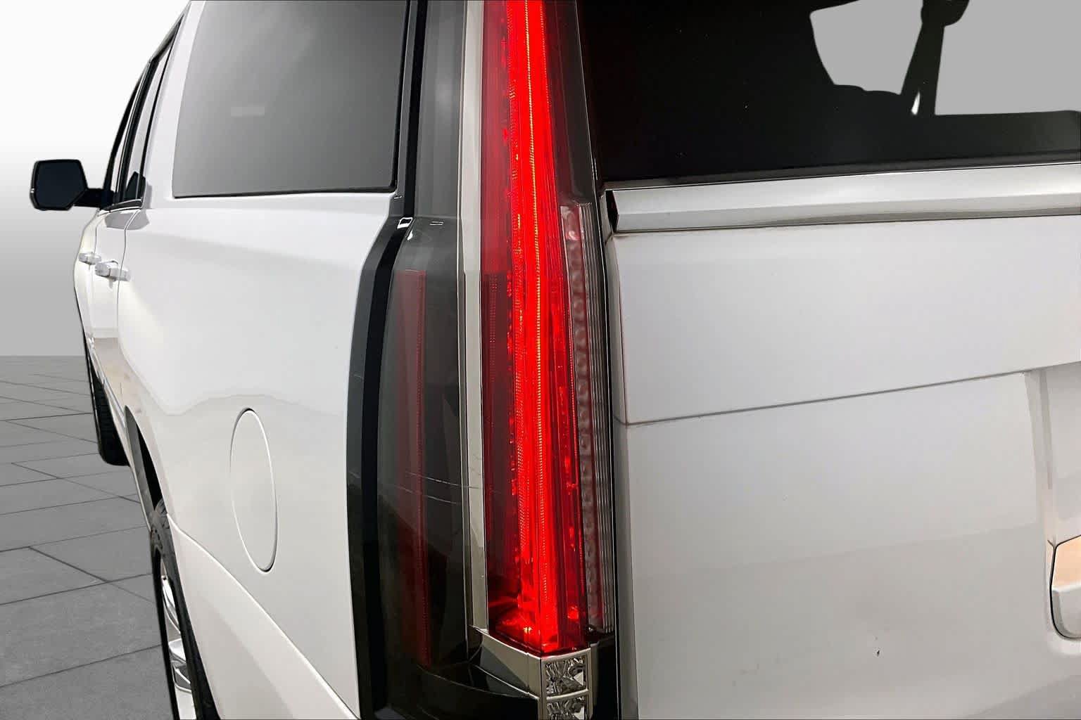 Used 2017 Cadillac Escalade ESV Platinum RWD image 28