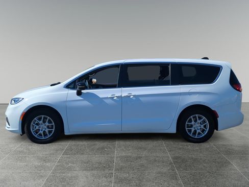 Used 2024 Chrysler Pacifica Touring FWD image 2