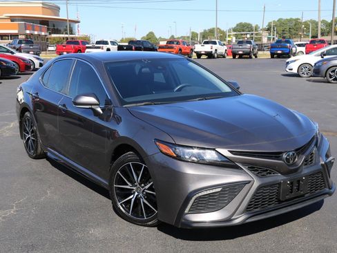 Used 2023 Toyota Camry SE image 1