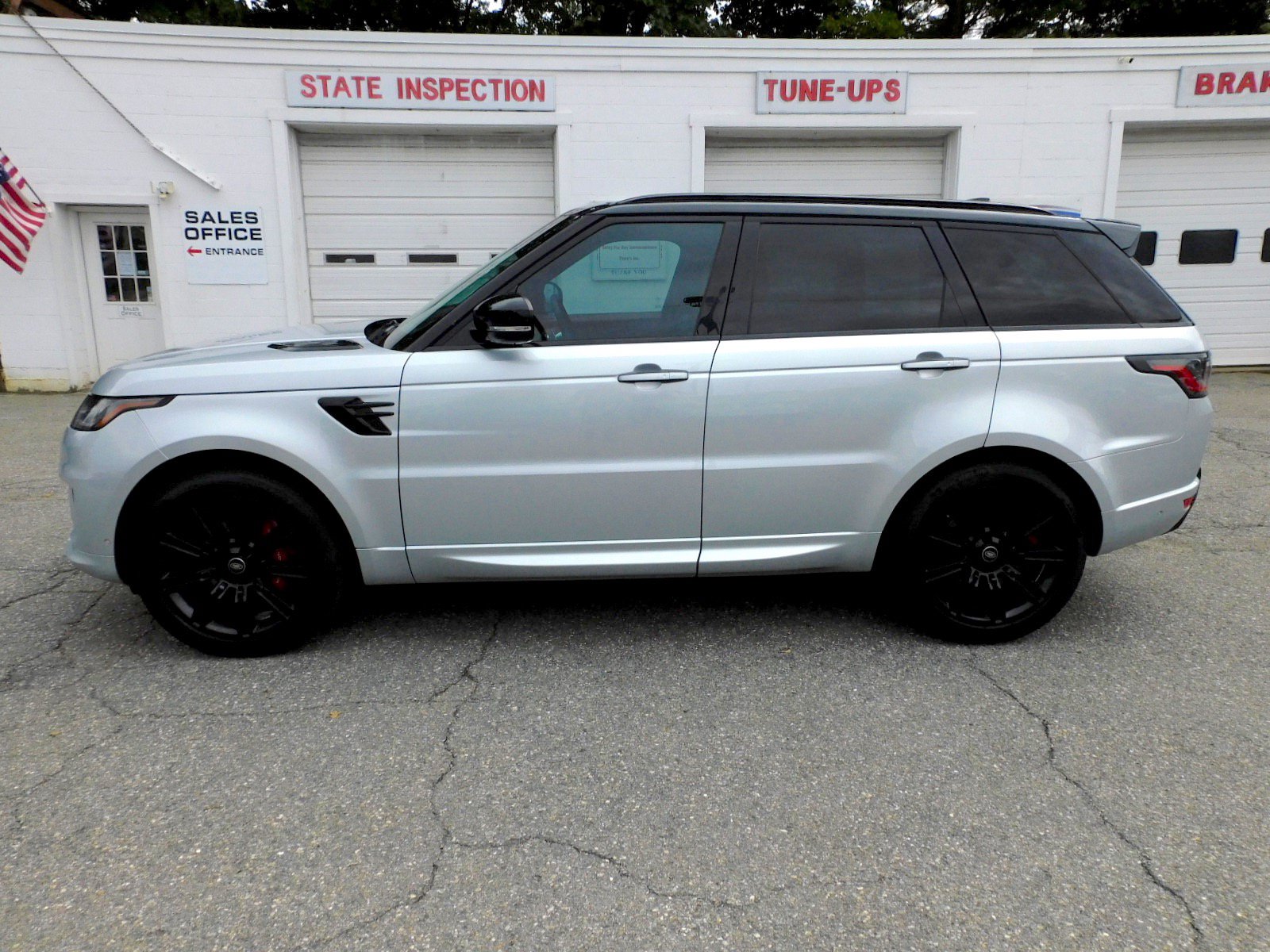 Used 2021 Land Rover Range Rover Sport HST AWD/4WD image 2