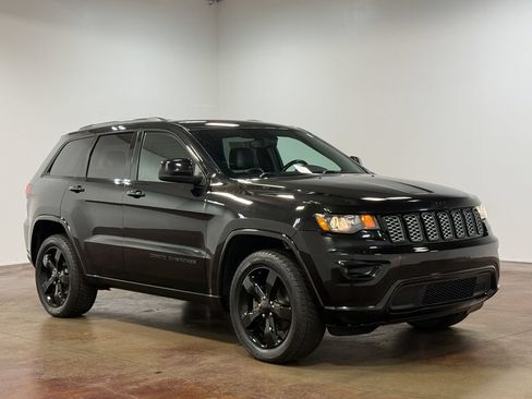 Used 2020 Jeep Grand Cherokee Altitude AWD/4WD image 22