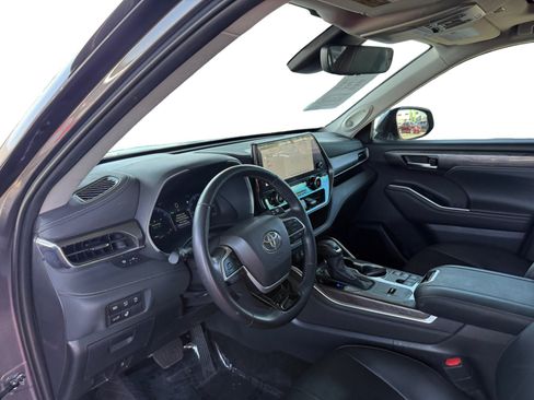 Used 2024 Toyota Highlander Limited FWD image 9