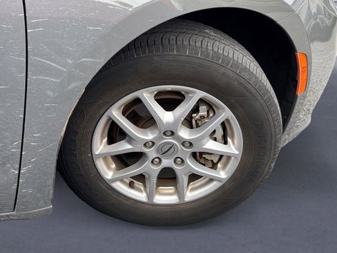 Used 2023 Chrysler Pacifica Touring-L FWD image 3