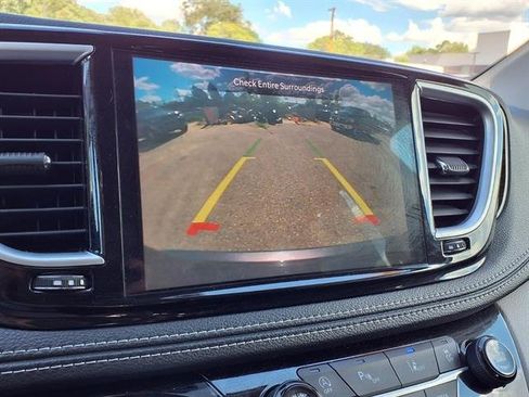 Used 2023 Chrysler Pacifica Limited FWD image 10