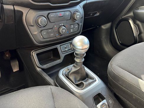 Used 2018 Jeep Renegade Altitude w/ UConnect 8.4 Nav Group FWD image 25