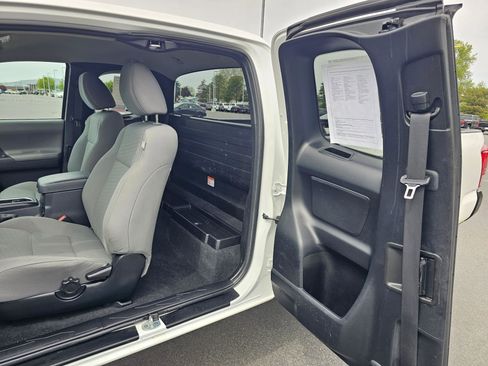 Used 2022 Toyota Tacoma SR AWD/4WD image 15