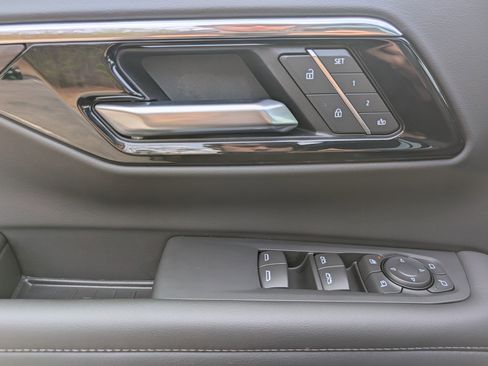 Used 2025 Chevrolet Suburban Z71 w/ Comfort Package image 16