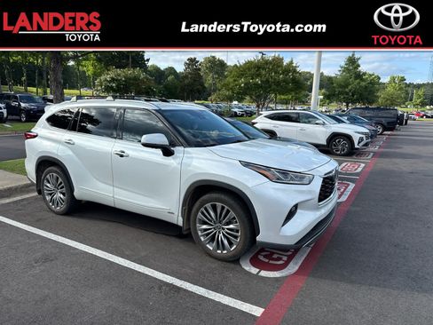 Used 2022 Toyota Highlander Platinum AWD/4WD image 1