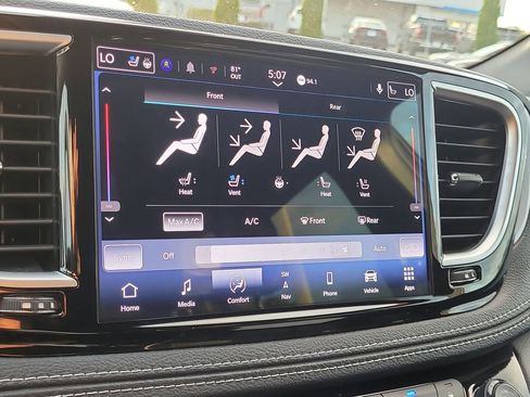 Certified 2025 Chrysler Pacifica Limited image 22