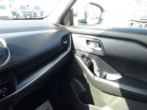 Used 2025 Nissan Rogue SV AWD/4WD image 26