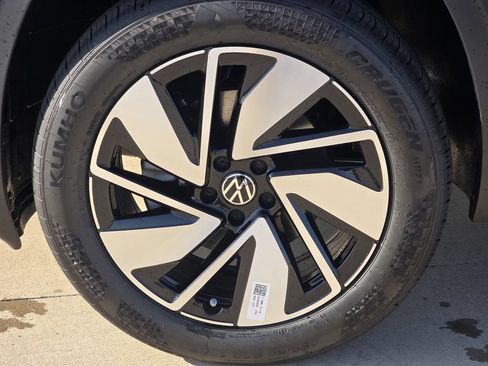 New 2026 Volkswagen Atlas SE FWD image 9