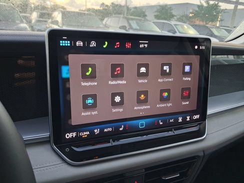 New 2026 Volkswagen Tiguan SE FWD image 9