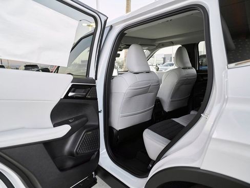 New 2026 Mitsubishi Outlander SE FWD image 17