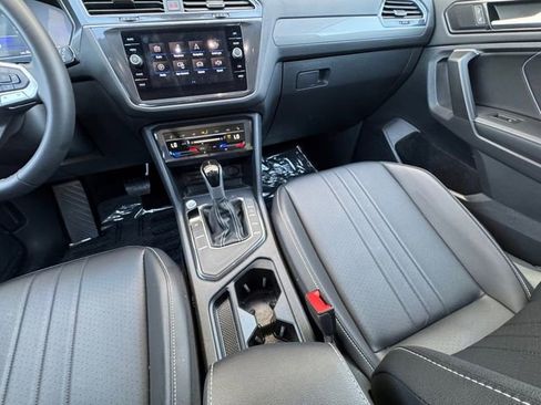 Used 2024 Volkswagen Tiguan SE image 3