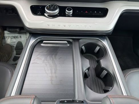 Used 2025 Ford Expedition Active image 40