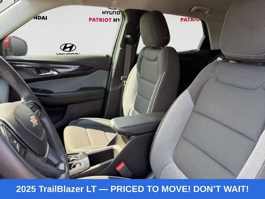 Used 2025 Chevrolet TrailBlazer LT AWD/4WD image 9