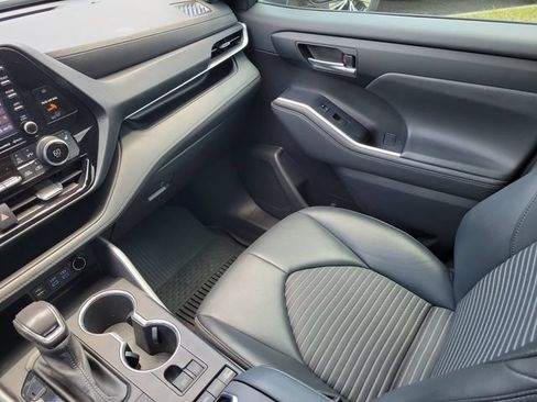 Used 2022 Toyota Highlander XSE FWD image 8