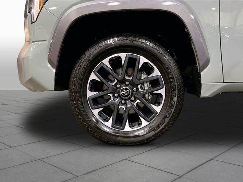 Used 2025 Toyota Tundra Limited AWD/4WD image 11